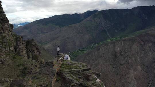 西藏山南市拉康镇一个人站在悬崖高处