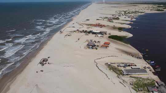 巴西标志性的雨水湖和沙丘。Lencois Maranhens巴西。