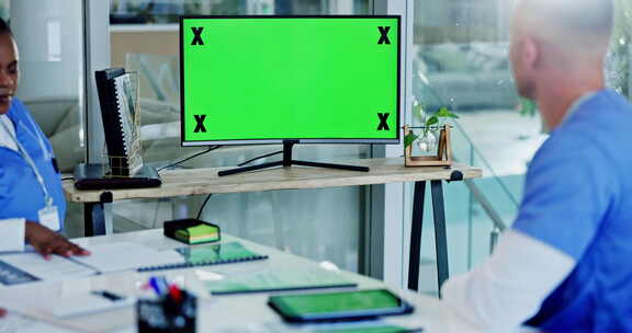 护士、监视器和绿屏在医疗保健办公室的虚拟