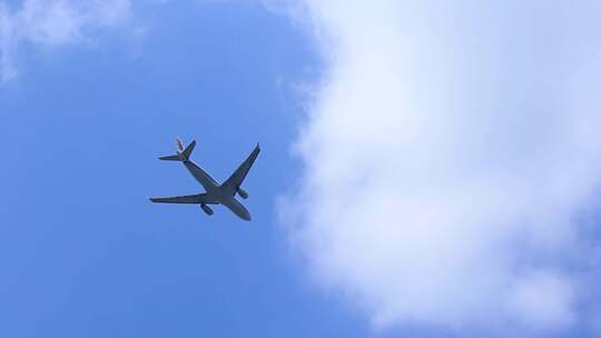 客运飞机在蓝天白云上空飞行视频素材模板下载