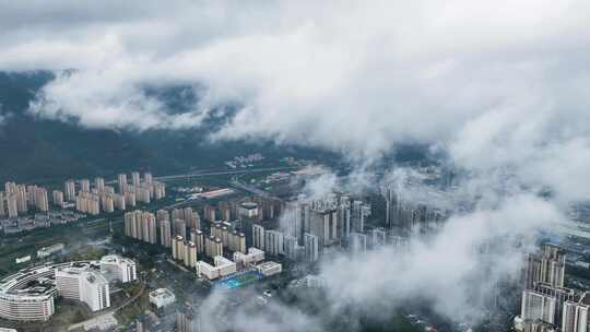 云雾缭绕的城市高楼鸟瞰全景