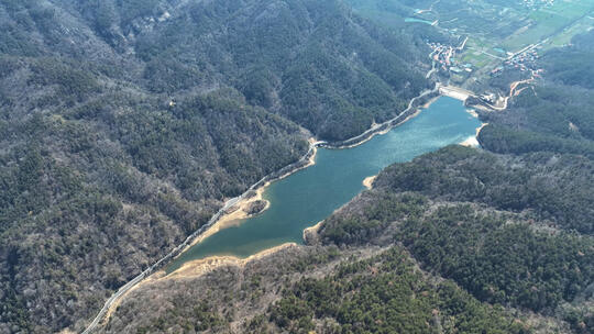 航拍武汉木兰山山谷中的湖景自然风光