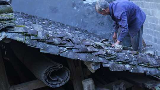 农村传统房屋建筑房子捡瓦布瓦老人