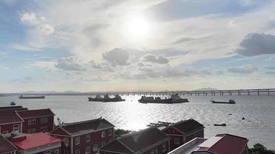海滨城市港口风光航拍阳光下海面上的船只
