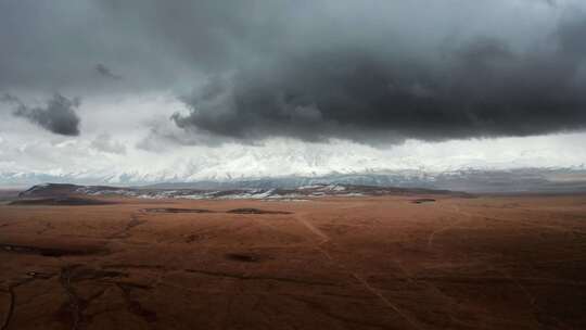西藏青藏高原乌云密布 念青唐古拉山
