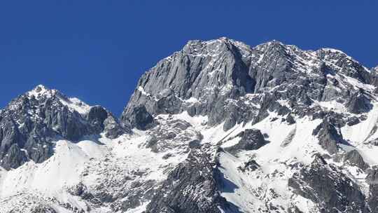 航拍丽江玉龙雪山山峰