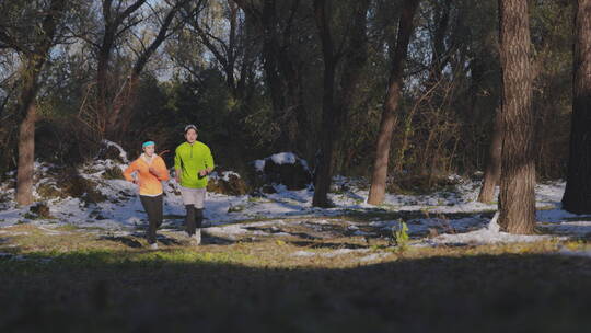 青年情侣在雪地里锻炼身体视频素材模板下载