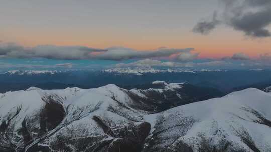 航拍雪山日照金山