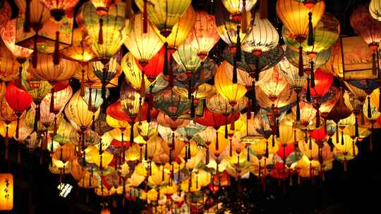 中秋节灯笼夜晚街上挂着的彩灯各种各样灯笼