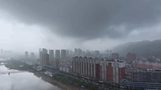 夏天汛期雨季来临，城市上空雨雾弥漫