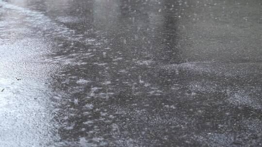 下雨天路面雨水雨滴地面