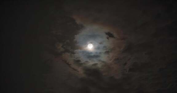 月亮穿行云中延迟