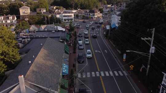 缅因州奥贡奎特，美国住宅区，汽车在交通道