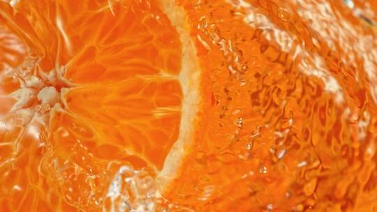 旋转橘子片泼水的超慢动作镜头
