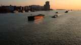 南京长江夕阳下的江面货船来往穿梭高清在线视频素材下载