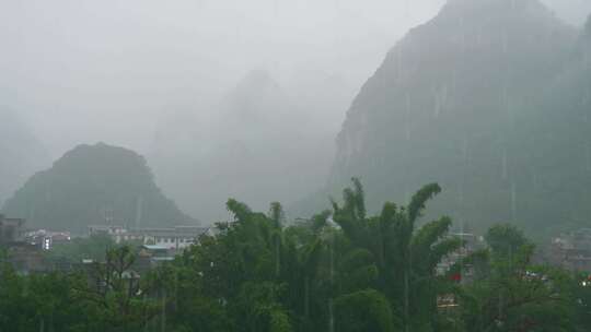 桂林山水烟雨意境阳朔兴坪喀斯特峰林