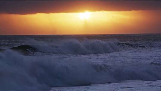 海浪巨浪航拍海上日出日落海岸