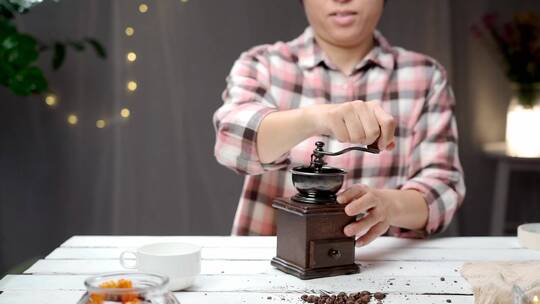 制作手磨咖啡的亚洲女性