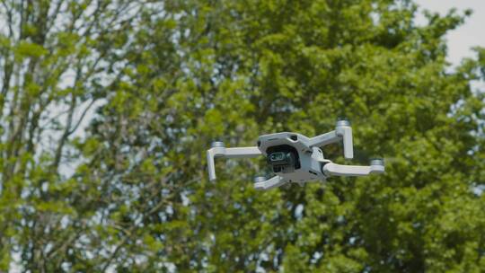 低角度拍摄无人机在空中盘旋视频素材模板下载