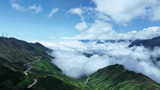 蓝天白云阳光下桂林天湖高山山谷里的云海