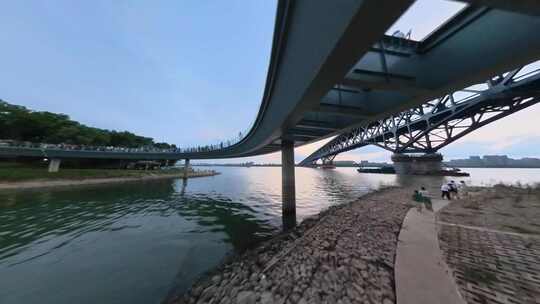 在南京金川河口仰望壮观的长江大桥