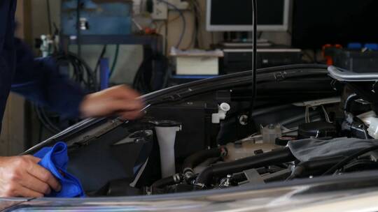 4K检查汽车发动机油尺油位的技术员手视频素材模板下载