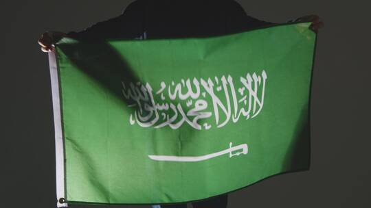 持沙特阿拉伯国旗的人