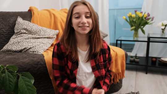 年轻的女孩青少年制作视频与植物