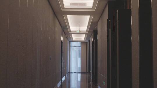 现代建筑内长而窄的走廊