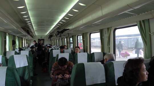 火车车厢内乘客百态