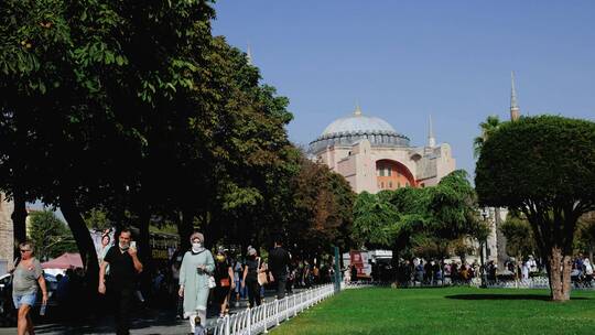 伊斯坦布尔圣索菲亚清真寺外的人群