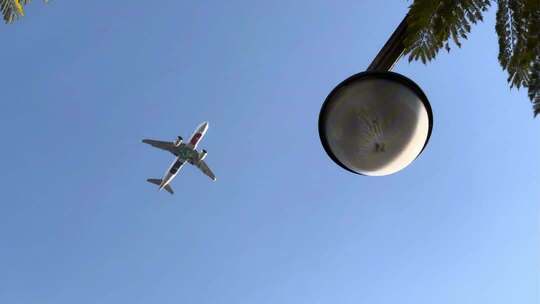 飞机划过天空航道