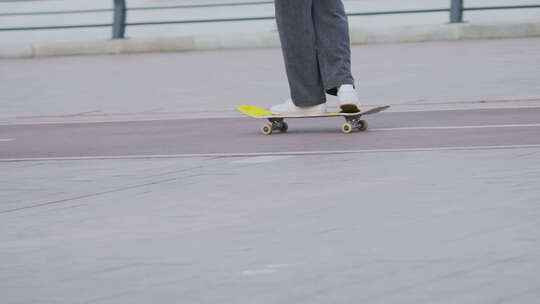 江边男孩滑板运动极限运动