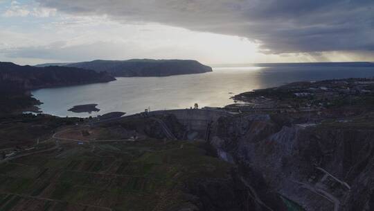 龙羊峡日落霞光