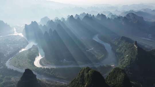 航拍桂林山水漓江晨光中的山峰