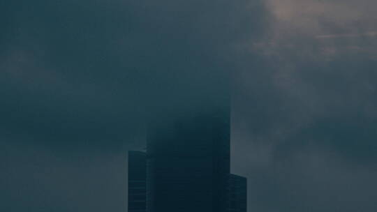 城市大厦被云雾环绕