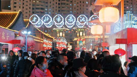 热闹集市迎接新年过年氛围