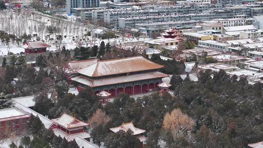 航拍岱庙雪景