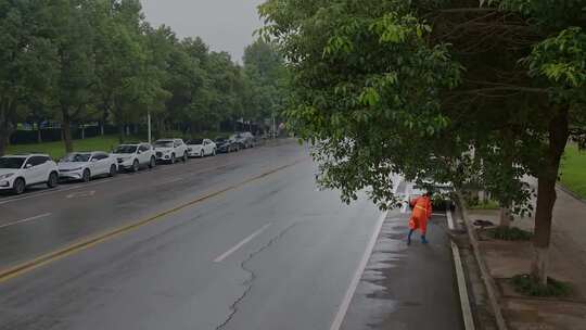 高清实拍下雨天车站车流人来人往环卫工人