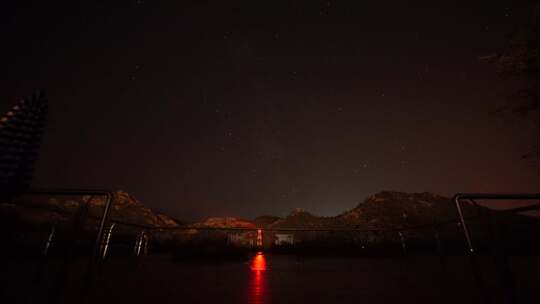 山东荣成海驴岛码头帐篷露营地的夜晚星空视频素材模板下载