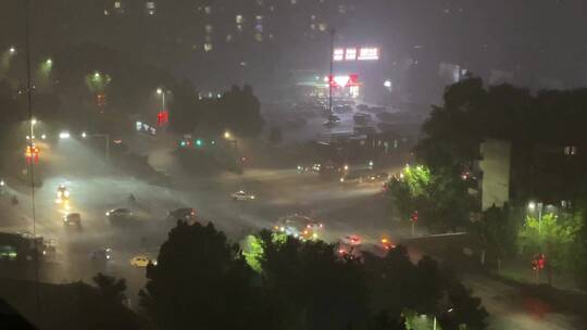 雨夜十字路口车流