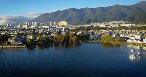 大理山水环绕的城市鸟瞰图