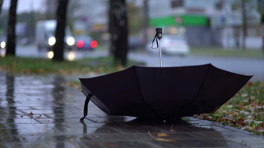 雨天道路上的洒水车和雨伞