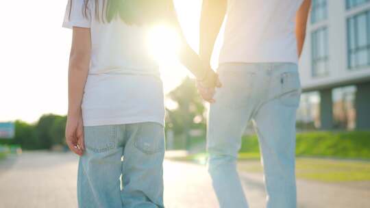 情侣 夫妇 牵手 爱情 浪漫 散步视频素材模板下载