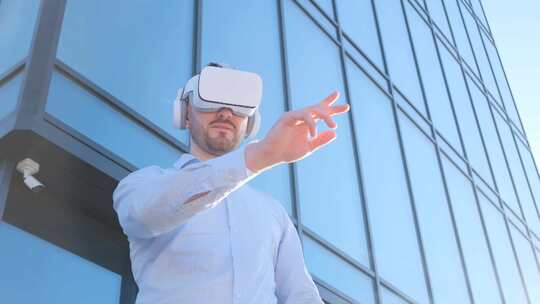 一个戴着虚拟现实头盔的男人站在一栋大楼前