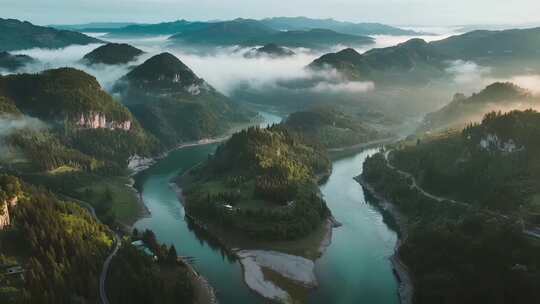 山水间云雾缭绕的自然风光