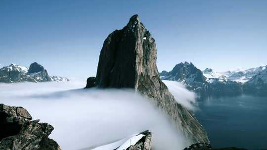 4K-山峰上流动的云雾、大自然