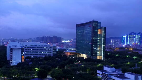 航拍深圳华为总部行政大楼 侧推 夜景