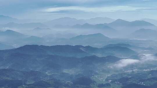 一幅水墨丹青的山水画，青山远黛