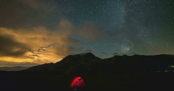 天体时移银河系阿尔卑斯山上的星星，暴风雨的天空，雾和云